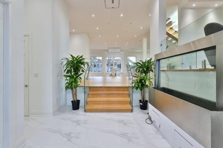 Executive Room In Toronto Next To Yorkdale Shopping Centre Bagian luar foto