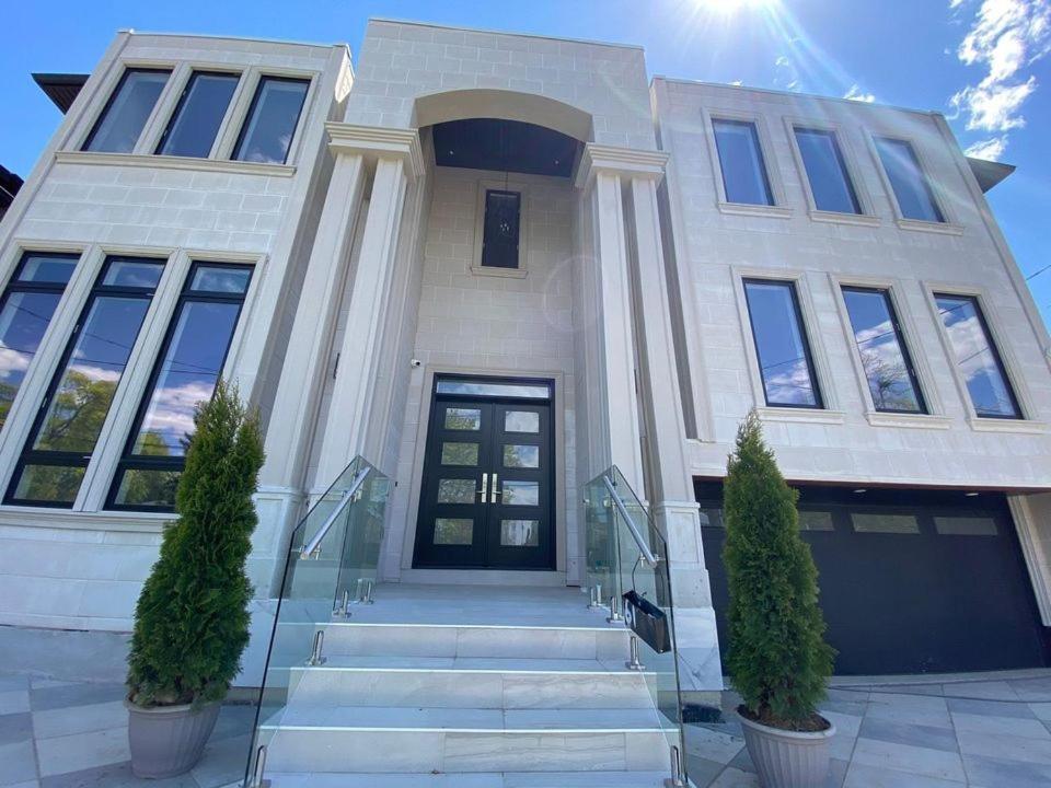 Executive Room In Toronto Next To Yorkdale Shopping Centre Bagian luar foto